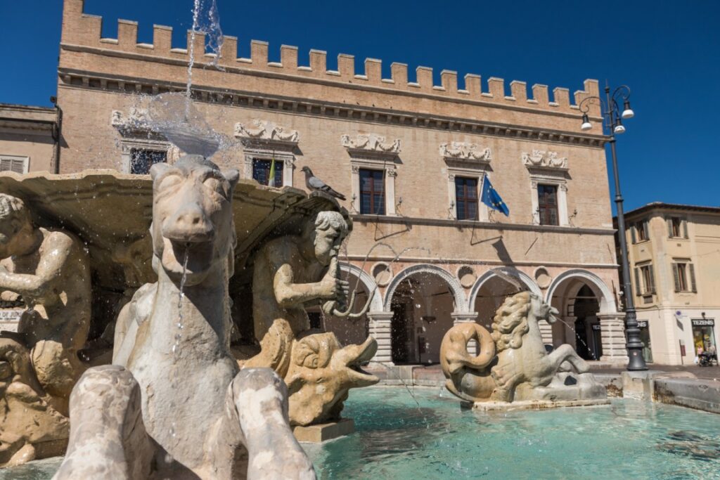 Piazza del Popolo Pesaro Fontana